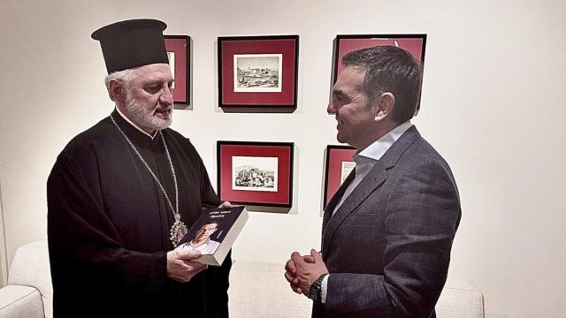 Ο Αλέξης Τσίπρας συνάντησε τον Αρχιεπίσκοπο Αμερικής: Του δώρισε το βιβλίο του