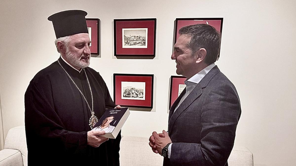 Ο Αλέξης Τσίπρας συνάντησε τον Αρχιεπίσκοπο Αμερικής: Του δώρισε το βιβλίο του