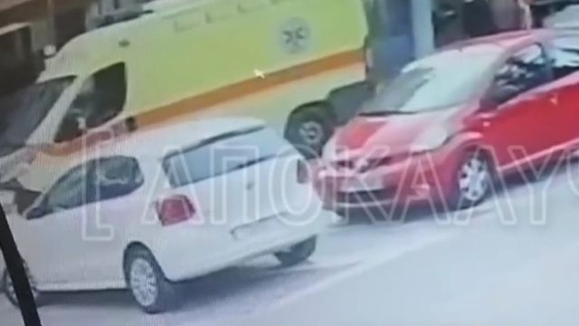 Χολαργός: Η στιγμή που ο 14χρονος διακομίζεται στο νοσοκομείο με ασθενοφόρο μετά τις μαχαιριές