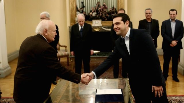 Σαν σήμερα, 26 Ιανουαρίου  2015: Σχηματίζεται κυβέρνηση συνεργασίας ΣΥΡΙΖΑ – ΑΝΕΛ και ο Αλέξης Τσίπρας ορκίζεται πρωθυπουργός με πολιτικό όρκο