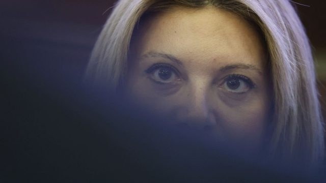 Από την αποθέωση στην αμφισβήτηση: Το χρονικό της πολιτικής μεταμόρφωσης της Μαρίας Καρυστιανού και η μεγάλη ρήξη