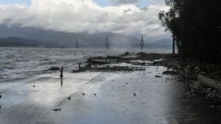 Αχαΐα: Ισχυρή κακοκαιρία – Η θάλασσα βγήκε στη στεριά στο Ρίο και προκαλεί προβλήματα στην κυκλοφορία