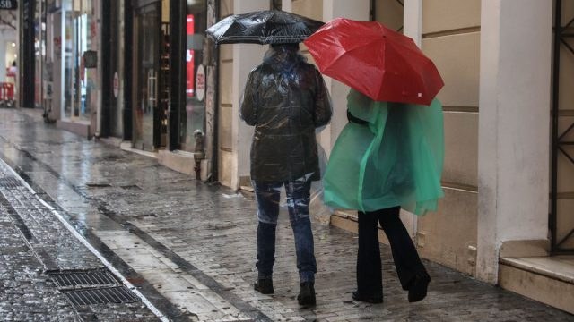 Κακοκαιρία στην χώρα: Οι ώρες κινδύνου στην Αττική και πού έχει χιονίσει – Η πρόγνωση Αρνιακού και Τσατραφύλλια