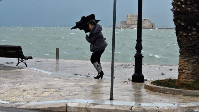 Η κακοκαιρία σφυροκοπά την Πελοπόννησο: Ήχησε το 112 σε 5 νομούς – Μέχρι πότε θα διαρκέσουν τα φαινόμενα