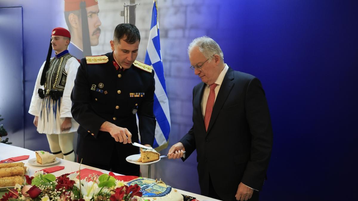 Κώστας Τασούλας: Πρωτοχρονιά με τους Εύζωνες της Προεδρικής Φρουράς – «Ατενίζουμε τη νέα χρονιά με αισιοδοξία»