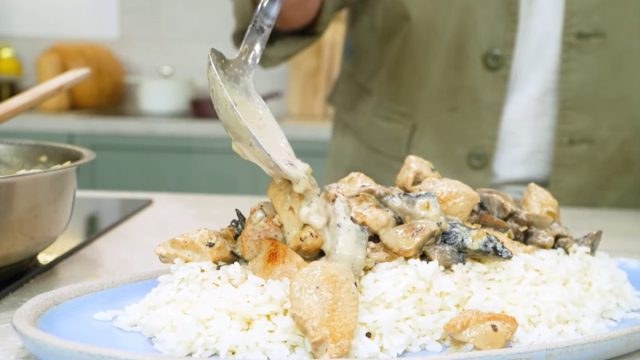 Κοτόπουλο αλά κρεμ με ρύζι – Μία υπέροχη συνταγή του Πέτρου Συρίγου