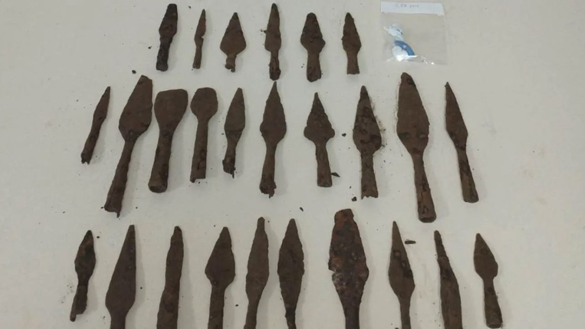 Πτολεμαΐδα: Συνελήφθη 44χρονος που έκρυβε 26 λόγχες της Ελληνιστικής περιόδου στο σπίτι του