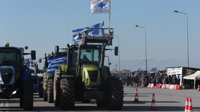 Ανοιχτά τα μπλόκα πριν την κρίσιμη σύσκεψη στα Μάλγαρα – Έκκληση για «κοινή λογική» από Τσιάρα