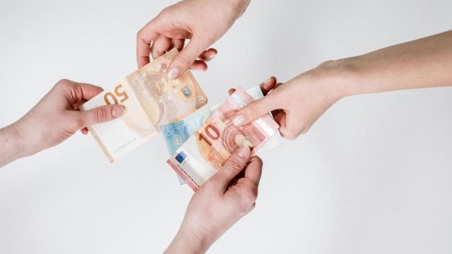 Μισθοί 2026: Το «αγκάθι» της παραγωγικότητας και το στοίχημα των αυξήσεων – Γιατί η Τράπεζα της Ελλάδος κρούει τον κώδωνα του κινδύνου