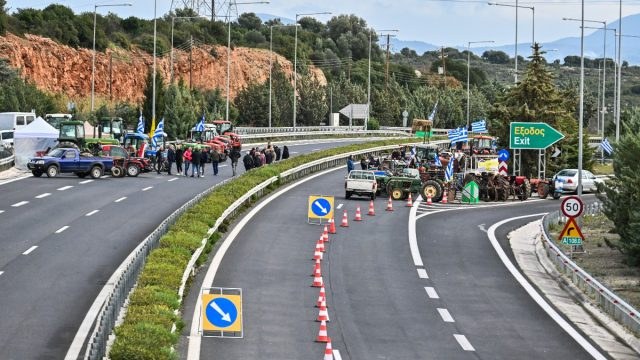 Αγροτικά μπλόκα: Στα σκαριά κυβερνητικό πακέτο θετικών παρεμβάσεων και κυρώσεις για τα τρακτέρ