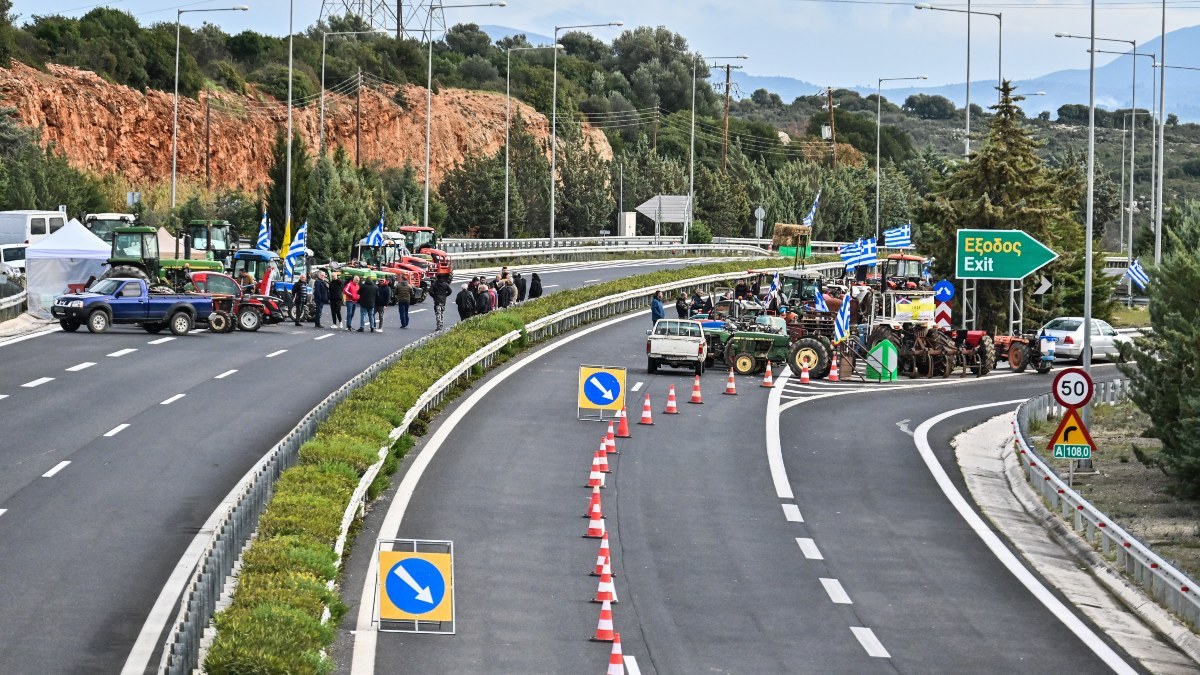 Αγροτικά μπλόκα: Στα σκαριά κυβερνητικό πακέτο θετικών παρεμβάσεων και κυρώσεις για τα τρακτέρ