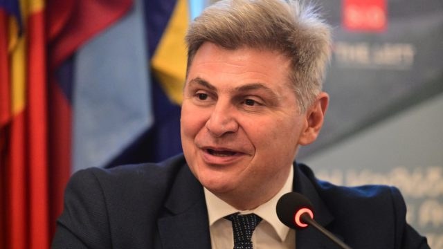 «Αντάρτικο» από τον Νίκο Φαραντούρη: Δεν παραδίδει την έδρα του ΣΥΡΙΖΑ – «Ανήκει στους συμπολίτες μου»
