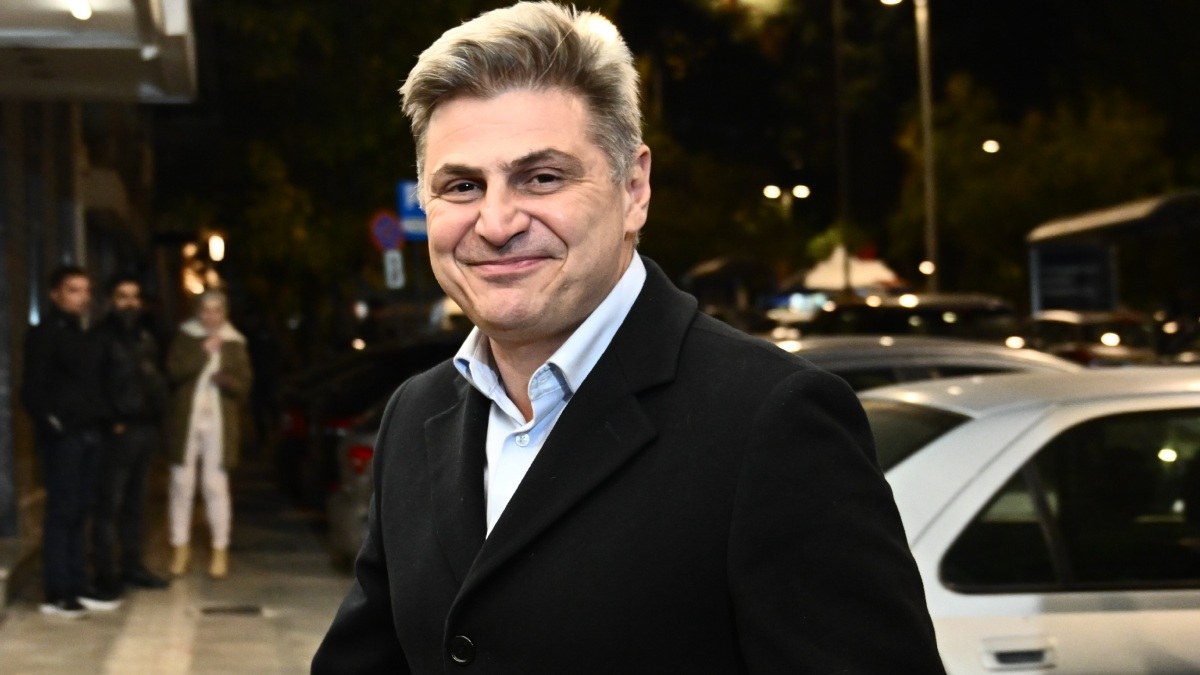 Η καριέρα και η πολιτική σταδιοδρομία του Νίκου Φαραντούρη