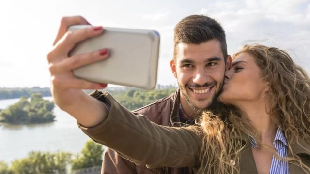 Social media και σχέσεις: Γιατί πολλές γυναίκες επιλέγουν πλέον τη ζωή χωρίς stories
