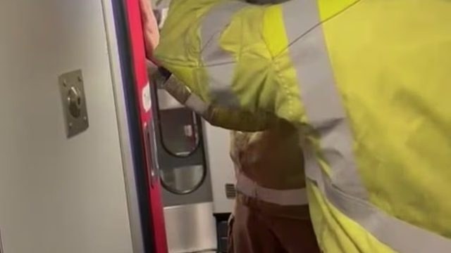 Κλειστοφοβική επιβάτιδα έμεινε εγκλωβισμένη σε τουαλέτα τρένου για δύο ώρες