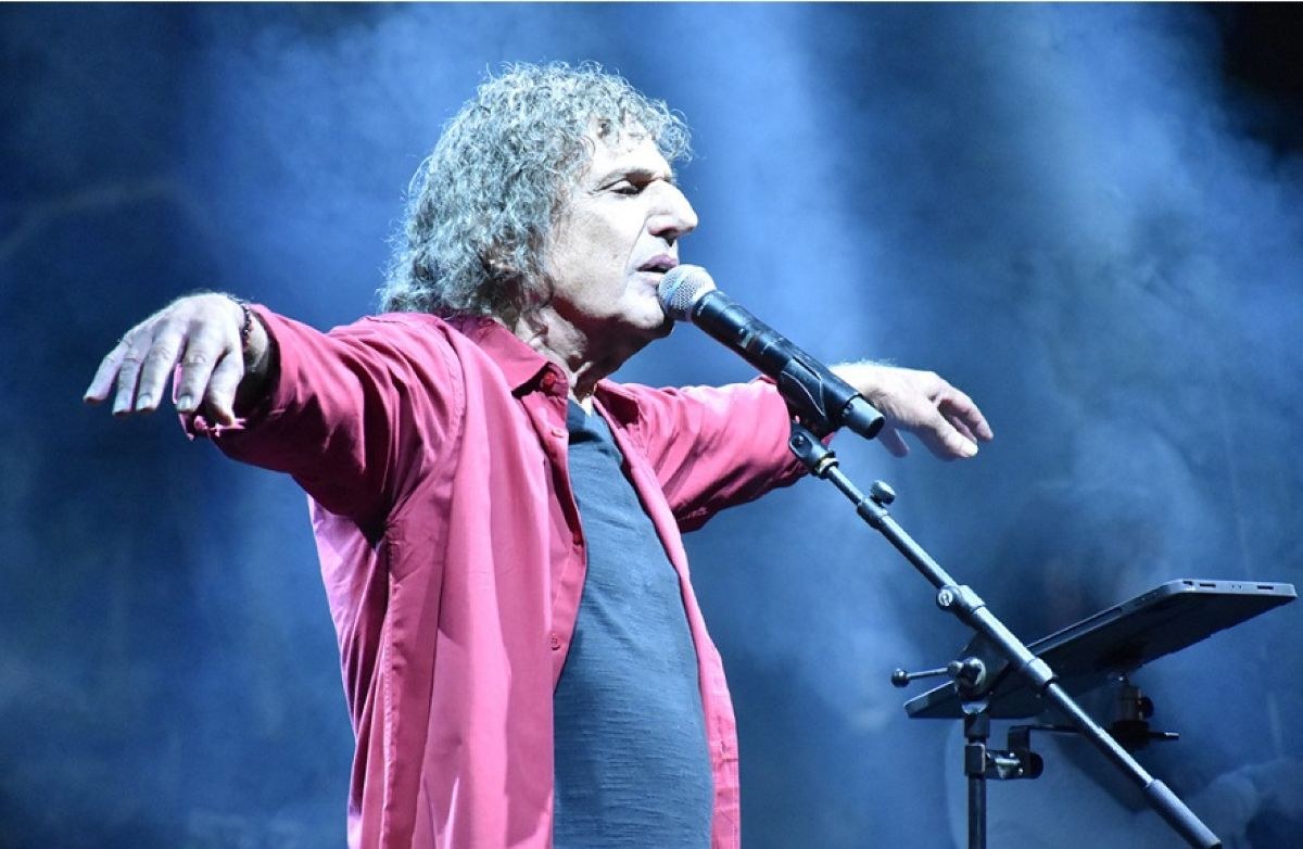 Ο Βασίλης Παπακωνσταντίνου on stage