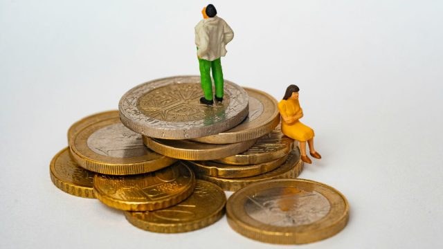 Ακτινογραφία της ελληνικής εργασίας: Ο μέσος μισθός στην εποχή των 1.362 ευρώ και το παράδοξο των «μικρών» που τρέφουν τους πολλούς