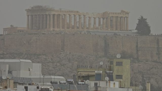 Πέπλο αφρικανικής σκόνης σκεπάζει την Αθήνα: Εικόνες ερήμου, «εξαφανισμένη» η Ακρόπολη – Νέο έκτακτο δελτίο καιρού