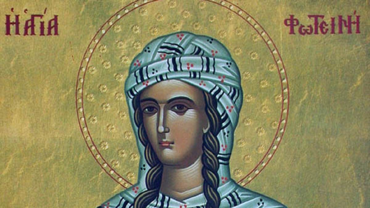 Βυζαντινή εικόνα της Αγίας Φωτεινής της Σαμαρείτιδος σε όρθια στάση με το σταυρό του μαρτυρίου