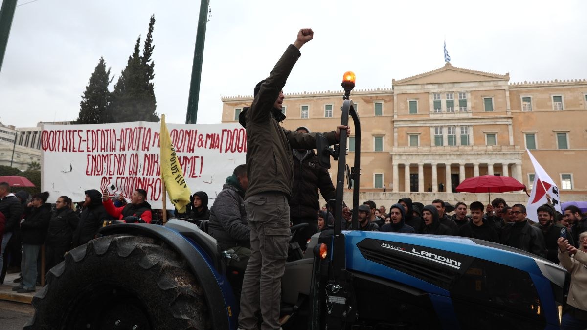 Έφτασαν στο Σύνταγμα με τα τρακτέρ οι αγρότες: Οι κυκλοφοριακές ρυθμίσεις και η «επόμενη ημέρα»