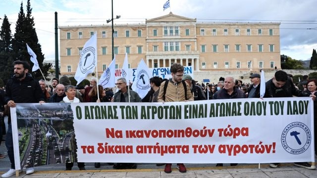 Αποχωρούν από το Σύνταγμα οι αγρότες – «Η κυβέρνηση δε θα έχει καλά ξεμπερδέματα με εμάς»