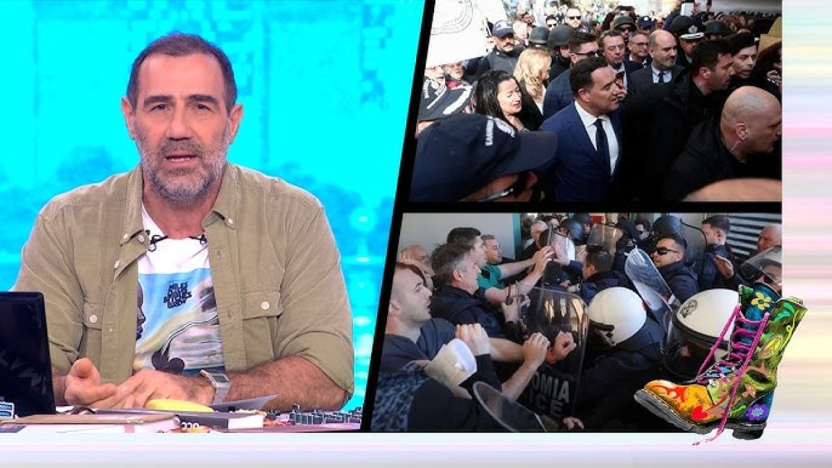 Ο Αντώνης Κανάκης μιλάει με έντονο ύφος μπροστά στο μικρόφωνο της εκπομπής Ράδιο Αρβύλα, έχοντας πίσω του το χαρακτηριστικό σκηνικό του στούντιο
