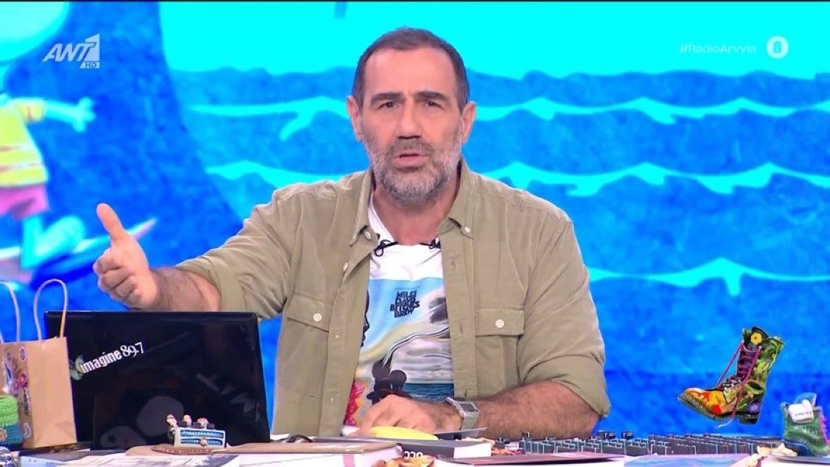 Ο Αντώνης Κανάκης στο στούντιο