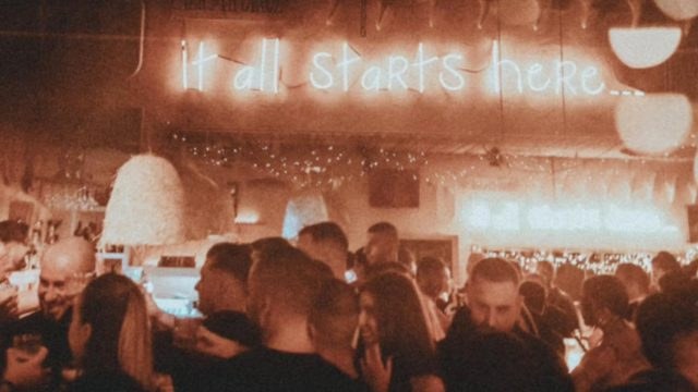 Le Bar Bodega: Το θρυλικό μπαρ του Μετς που κρατάει το κέφι ζωντανό από το 1984