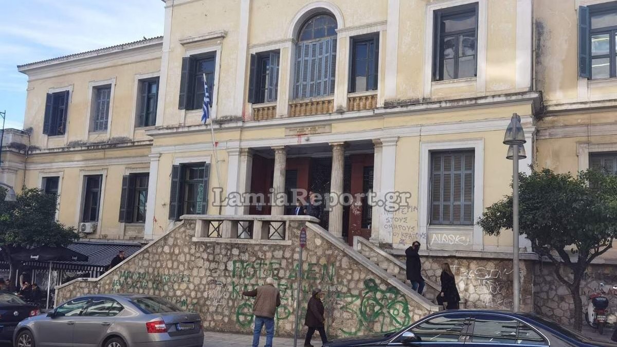 Οικογενειακό δράμα στη Λαμία: Μητέρα εγκατέλειψε το αυτιστικό παιδί της στα δικαστήρια