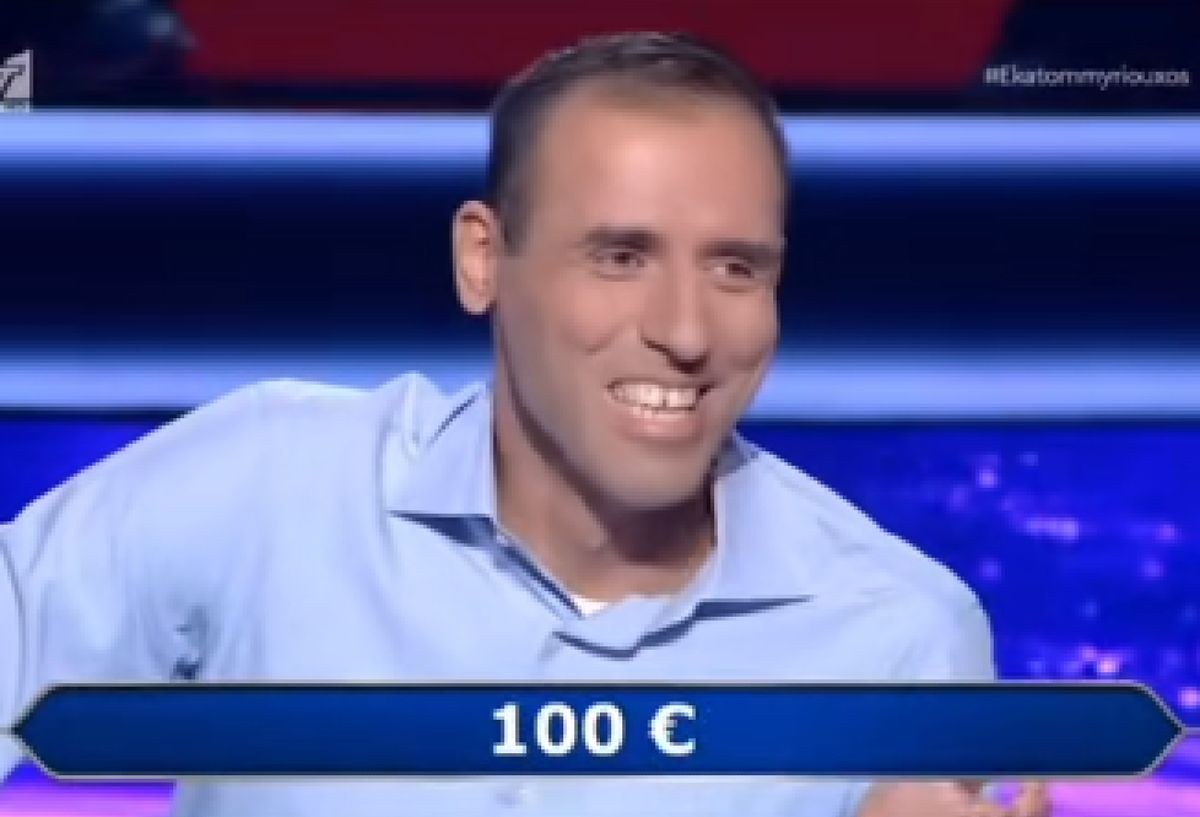 Παίκτης του Εκατομμυριούχου χαμογελάει με ανακούφιση μετά τη σωστή απάντηση στην πρώτη ερώτηση