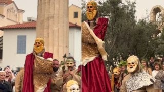 Φαλληφόρια 2026: Εικόνες από το κέντρο της Αθήνας που μας γυρνούν στην Αρχαία Ελλάδα
