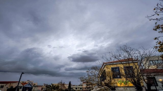 Καιρός σήμερα (04/02): Σταδιακή άνοδος της θερμοκρασίας με κατά τόπους καταιγίδες – Η πρόγνωση από Αρνιακό και Σούζη
