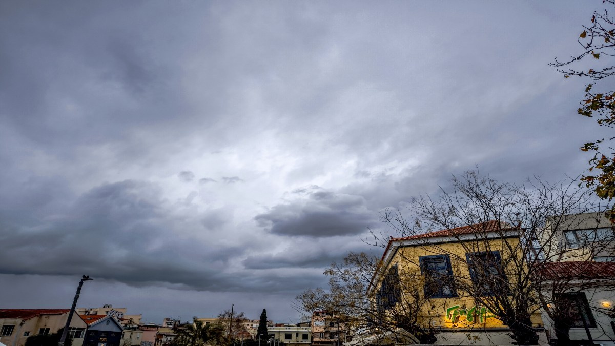 Καιρός σήμερα (04/02): Σταδιακή άνοδος της θερμοκρασίας με κατά τόπους καταιγίδες – Η πρόγνωση από Αρνιακό και Σούζη