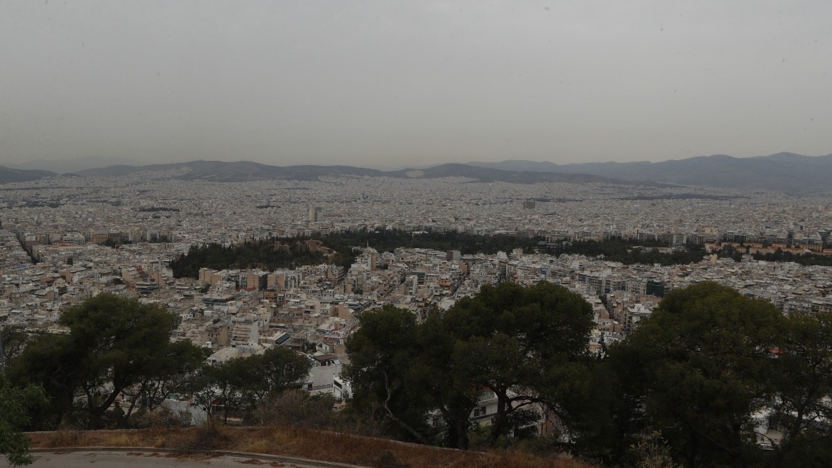 Καιρός σήμερα 15/2: Θυελλώδεις άνεμοι, αφρικανική σκόνη και λασποβροχές – Αρνιακός και Τσατραφύλλιας δίνουν το στίγμα