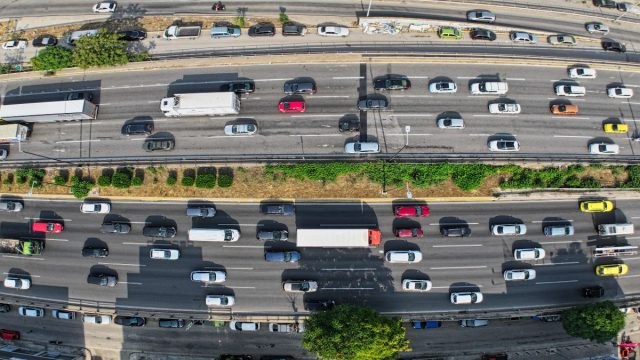 Κίνηση 19/2: Κυκλοφοριακό χάος στην Αττική – Μεγάλες ουρές οχημάτων στους βασικούς άξονες