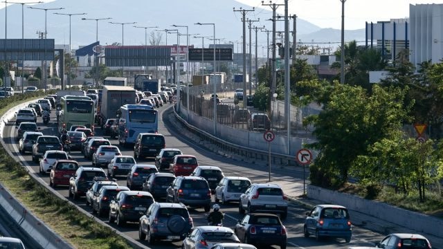 Κίνηση 25/2: Με χαμηλές ταχύτητες κινούνται οι οδηγοί – «Κόκκινα» σημεία σε Κηφισό, Αλίμου-Κατεχάκη και Πειραιά