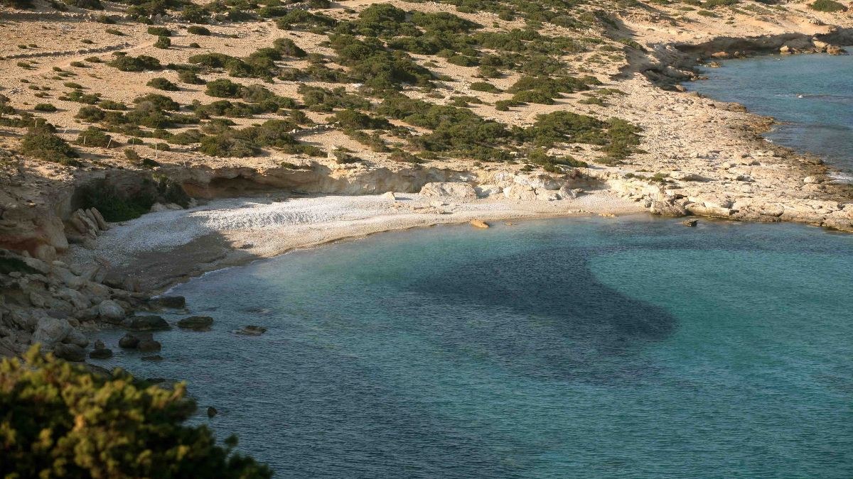 Ανάσα για τα Κουφονήσια με παρέμβαση Πιερρακάκη: «Παγώνουν» οι άδειες για καντίνες και ξαπλώστρες σε προστατευμένες παραλίες