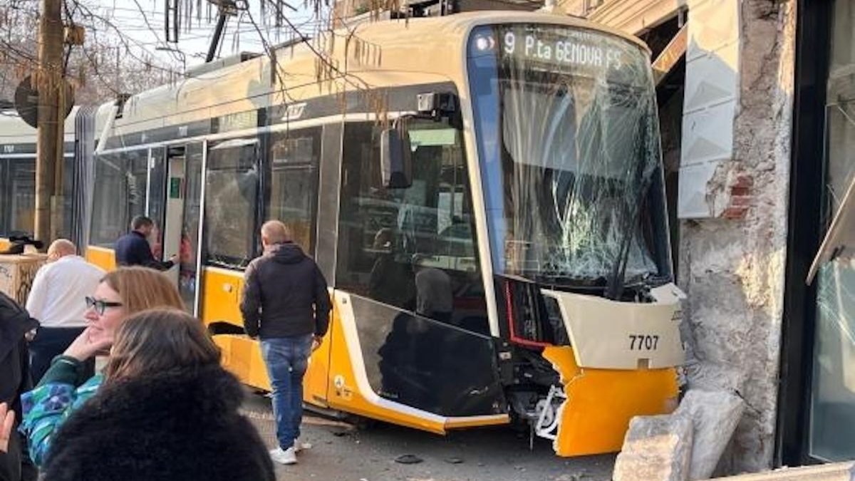 Τραγωδία τώρα στο Μιλάνο: Εκτροχιασμός τραμ με πολλούς παγιδεύμενους ανθρώπους και 1 νεκρό – Σε εξέλιξη επιχείρηση απεγκλωβισμού