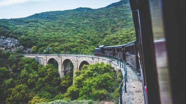 Κοστίζει μόλις 9 ευρώ: Μια από τις ομορφότερες και στενότερες σιδηροδρομικές διαδρομές στον κόσμο βρίσκεται στην Ελλάδα