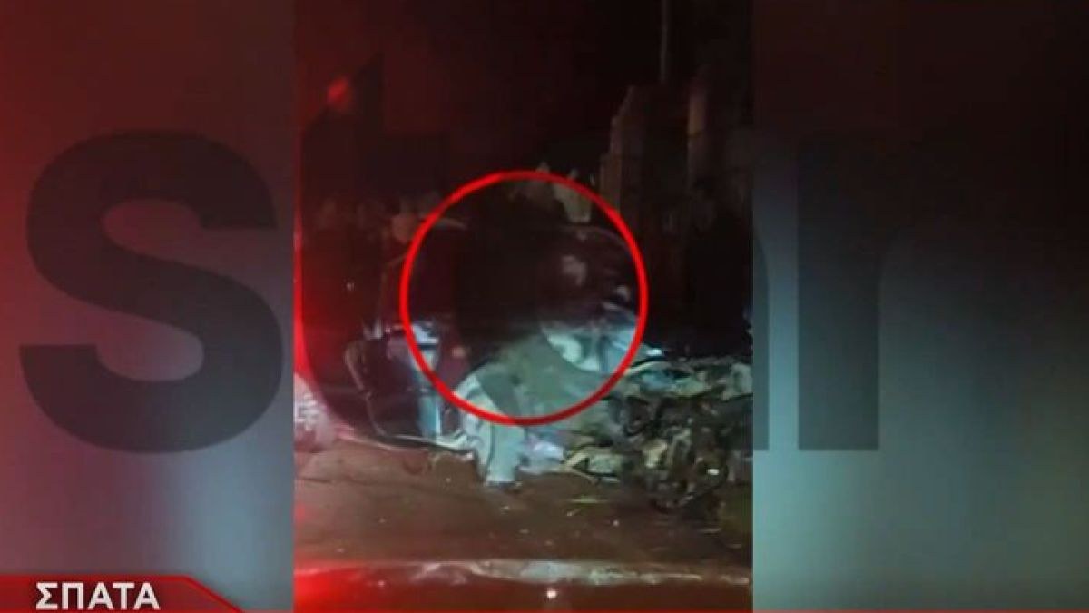 Σπάτα: Αυτοκίνητο καρφώθηκε σε δέντρο – Σοκαριστικό βίντεο από τον απεγκλωβισμό του οδηγού