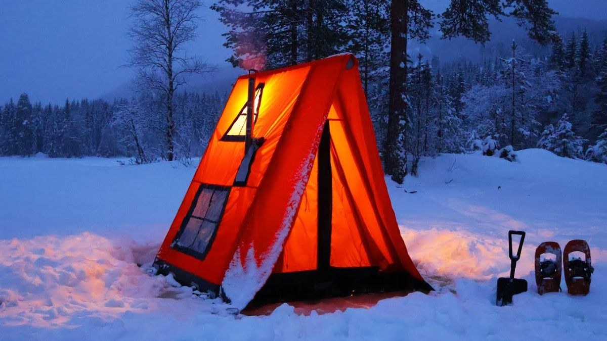 Σκηνή glamping στο χιόνι στην Τουρκία με φωτισμό το βράδυ σε δάσος