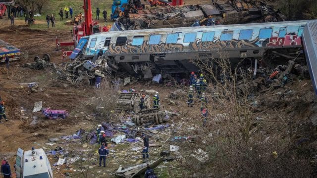 Τέμπη: Το πόρισμα για τα ακατάλληλα καθίσματα του μοιραίου τρένου – Πώς διαμορφώνεται η δημοτικότητα Καρυστιανού