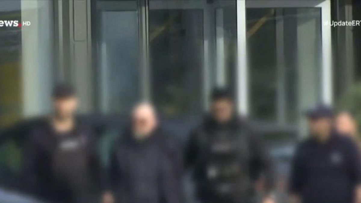 Δείτε το βίντεο από τη στιγμή της σύλληψης του ιδιοκτήτη της Βιολάντα στα Τρίκαλα