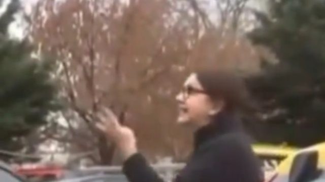 «Δεν ντρέπεστε λίγο, 5 νεκρές…» – Γυναίκα απέναντι στους εργαζόμενους της Βιολάντα που χειροκροτούσαν τον ιδιοκτήτη