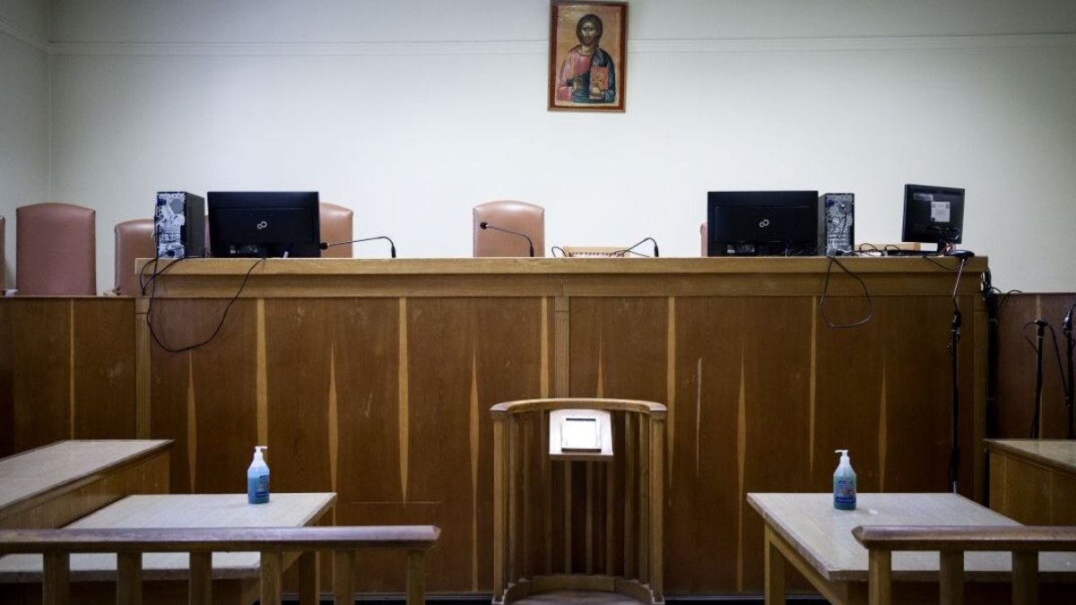 Σοκ στον Βόλο: Πατέρας επιτέθηκε και ξυλοκόπησε άγρια τη σύζυγο και το 12χρονο παιδί τους – Σκηνές τρόμου