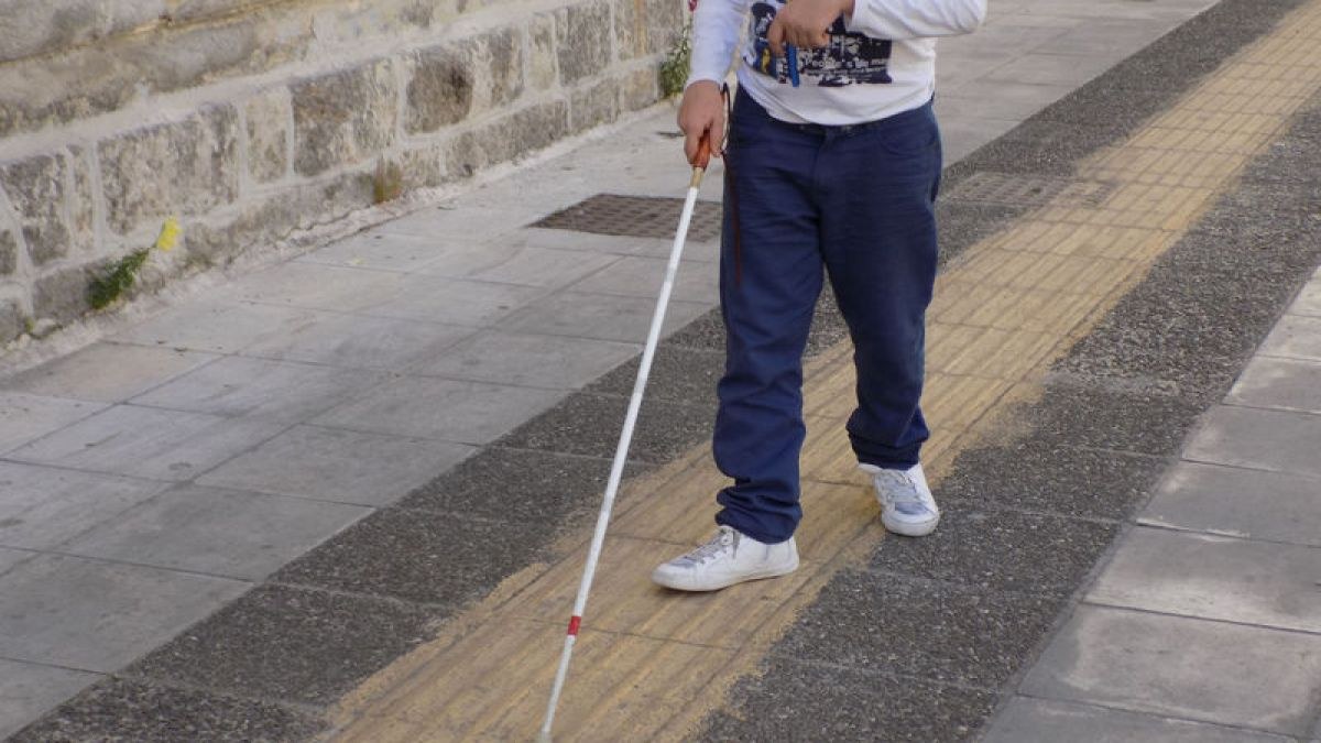 Απόλυτη ξεφτίλα στην Λάρισα, κανένας σεβασμός στους ΑΜΕΑ – Δείτε τι έκαναν στους τυφλούς, δήμος και ιδιοκτήτες καφετεριών