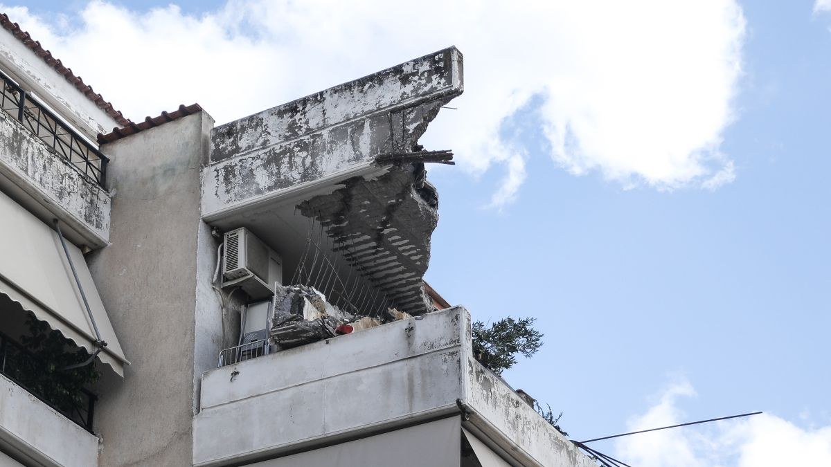 Αυτοψία στα ετοιμόρροπα μπαλκόνια της Αττικής: Γιατί πέφτουν και ποιοι ευθύνονται