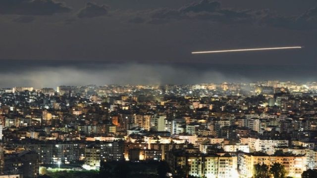Βαλλιστικοί πύραυλοι περνούν δίπλα από αεροπλάνα εμπορικών πτήσεων και οι επιβάτες τους βιντεοσκοπούν