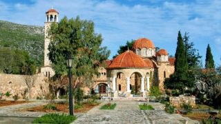 Ιερά Μονή Οσίου Εφραίμ στη Νέα Μάκρη: Ένα από τα πιο σημαντικά προσκυνήματα στην Ελλάδα