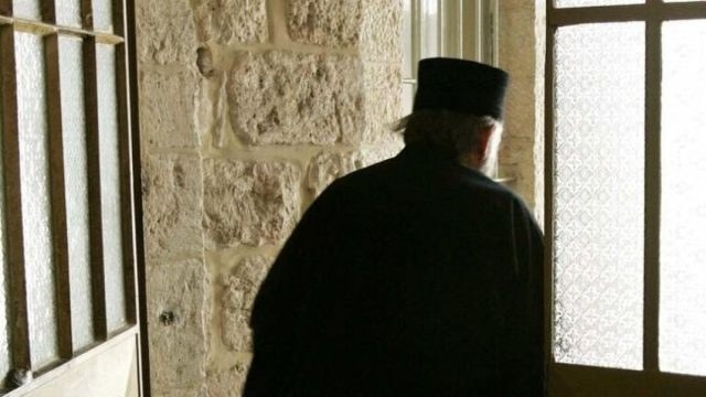 Γρεβενά: Ο ιερέας που κατηγορείται για revenge porn προσπάθησε να κάνει κακό στον εαυτό του – Τον στηρίζει η γυναίκα του